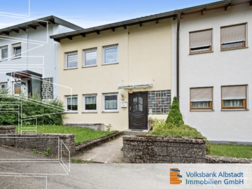 Komfortables Wohnen in Albstadt mit Terrasse und Balkon, 72461 Albstadt, Reihenmittelhaus