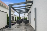 Freisitz Terrasse - Einziehen und Wohlfühlen – Neubau aus 2016 mit PV und Speicher