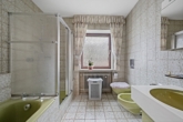 Badezimmer - Einfamilienhaus mit Einliegerwohnung