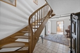 Treppenaufgang - Zweifamilienhaus auf großzügigem Grundstück