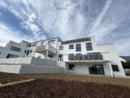 Gebäudeansicht Süd - Neubauwohnung mit großzügigem Balkon und herrlicher Aussicht!