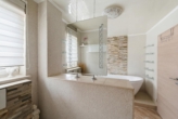 Badezimmer - Schöne Doppelhaushälfte mit Garten und drei großen Garagen