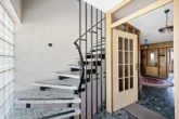 Treppenhaus - Großzügiges Zweifamilienhaus mit schönem Garten und zwei Garagen