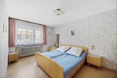 Schlafzimmer - Großzügiges Zweifamilienhaus mit schönem Garten und zwei Garagen