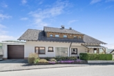Ansicht - Großzügiges Zweifamilienhaus mit schönem Garten und zwei Garagen