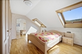 Schlafzimmer - Großzügiges Zweifamilienhaus mit schönem Garten und zwei Garagen