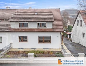 Schöne Doppelhaushälfte mit großem Garten, 72458 Albstadt, Einfamilienhaus