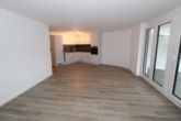Wohnzimmer mit Küchenzeile (Beispielwohnung) - WOHNEN. ERLEBEN.
